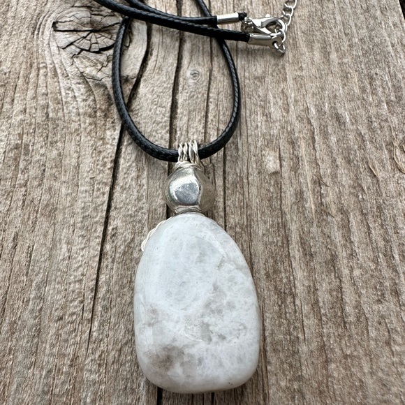 Rainbow Moonstone for Psychic Awareness, Lucid Dreaming and Protection. - Picture 6 of 8